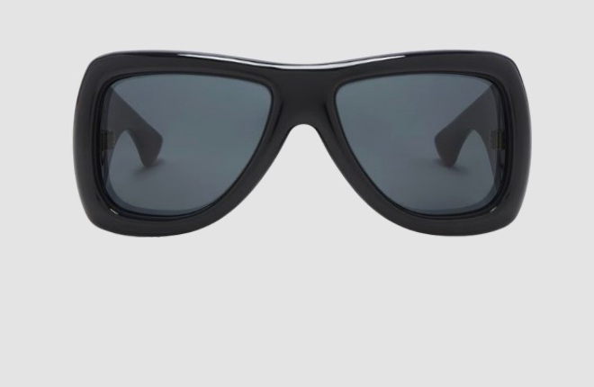 Black oversized sunglasses